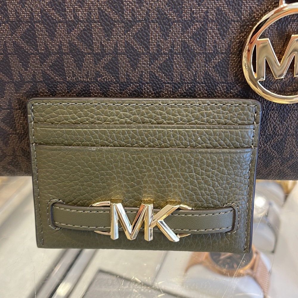 MICHAEL KORS
Reed Large Pebbled Leather Card Holder Case Wallet
COLOR: OLIVE
NWT - Picture 6 of 16